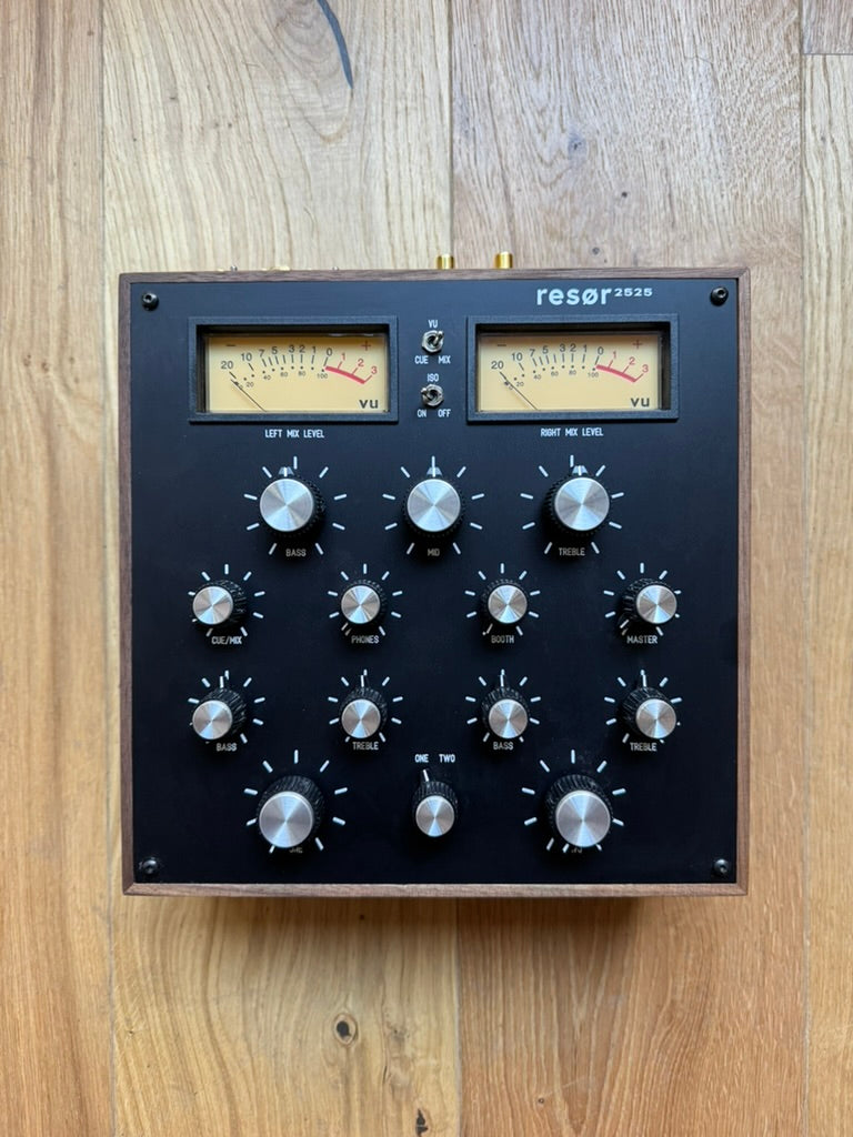 デニーロ resør 2525 Walnut/Black (Stock) – resør electronics