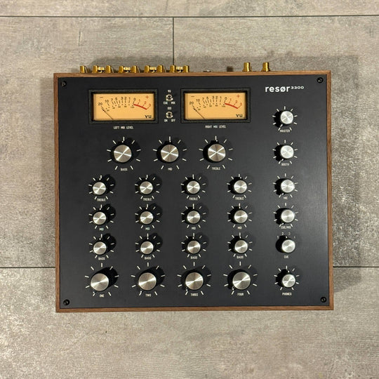 resør 3300 Walnut/Black (Stock)