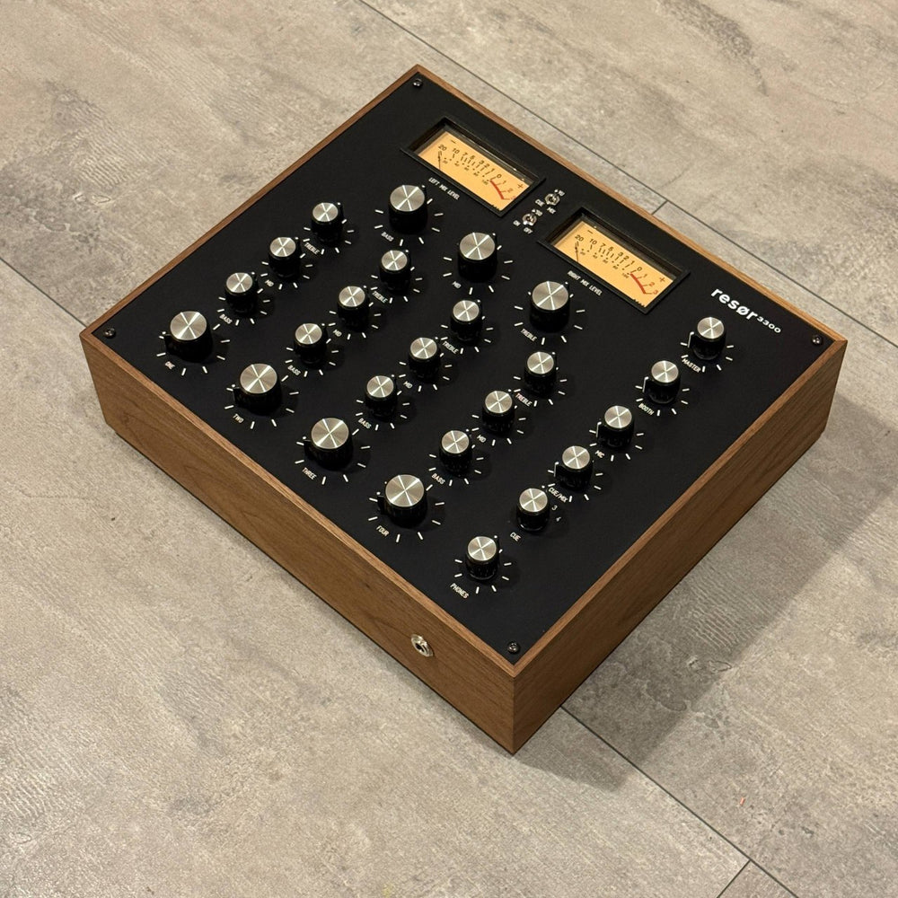 resør 3300 Walnut/Black (Stock)