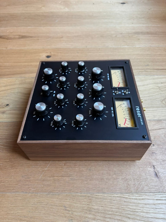 resør 2525 Walnut/Black (Stock)