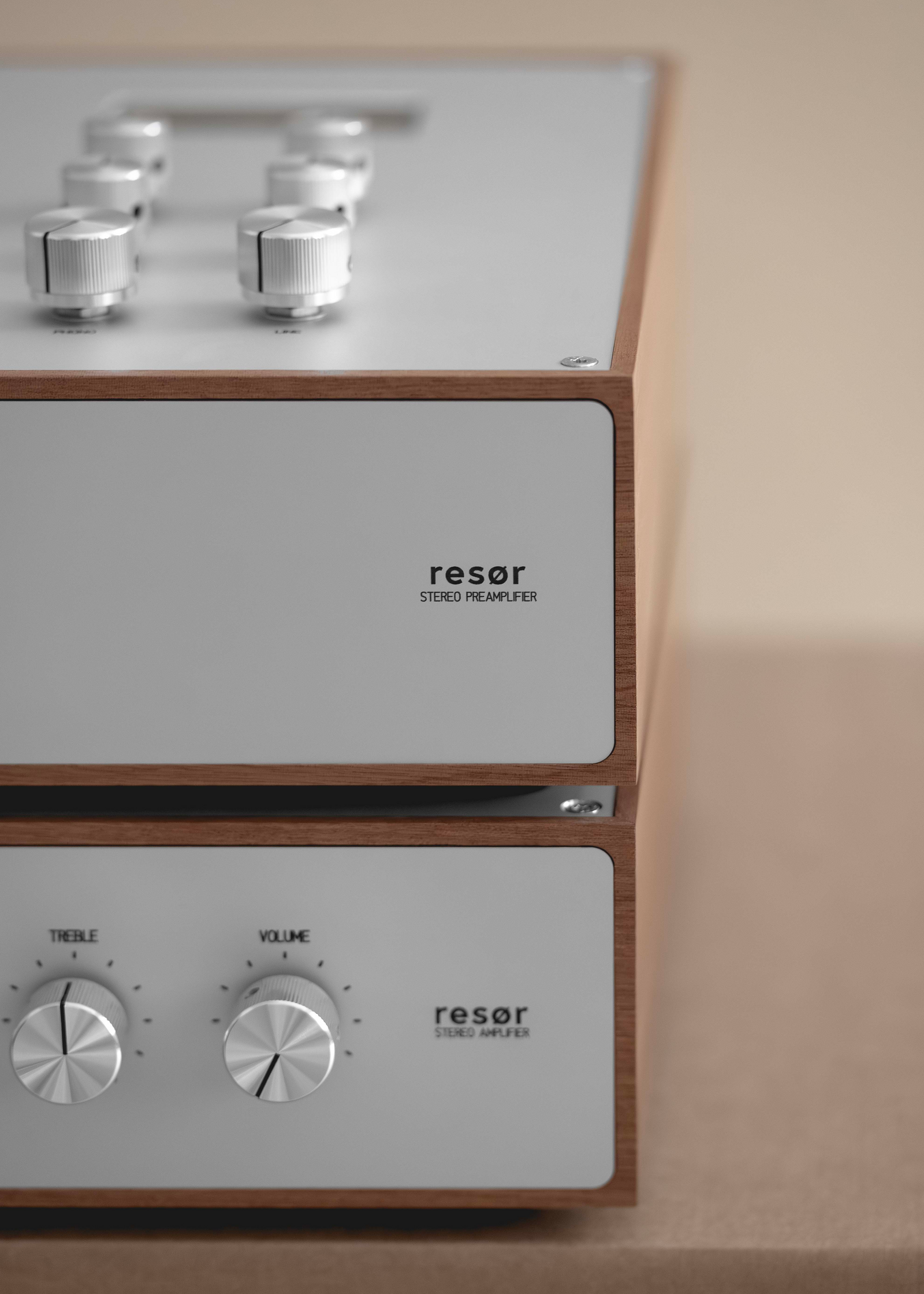 Vintage-style stereo with 'resor' branding on a beige background