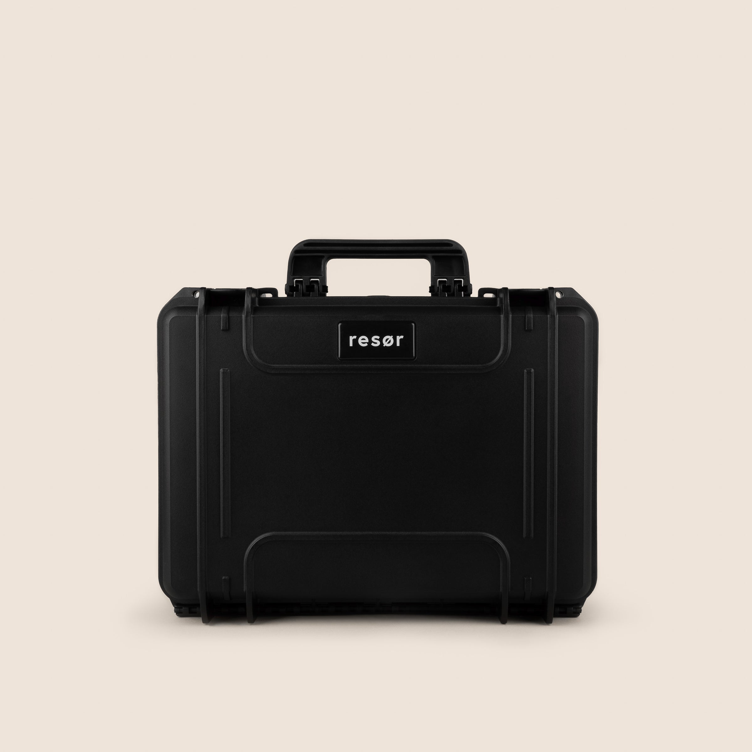 Black hard-shell case with 'resør' branding on a beige background
