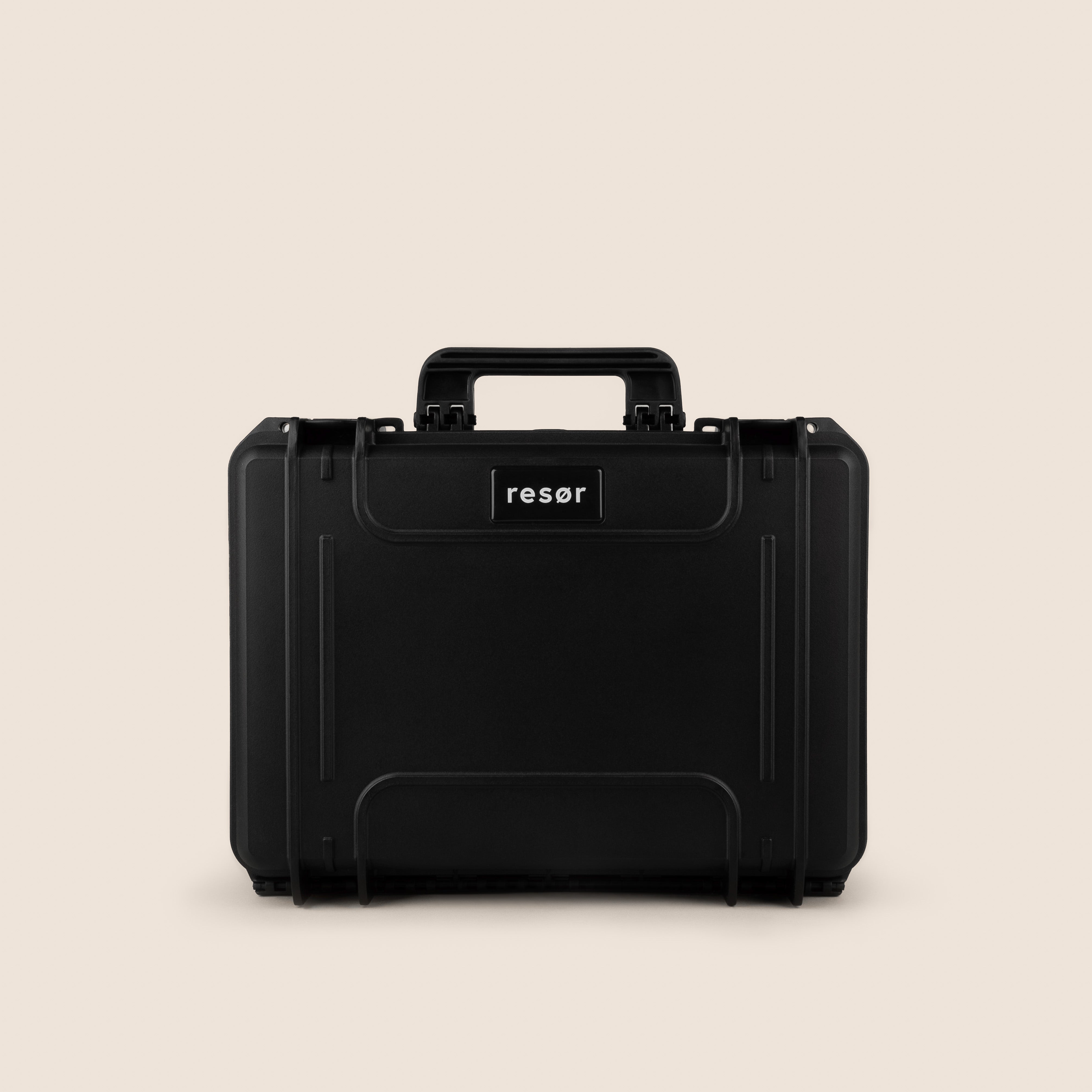 Black hard-shell case with 'resør' branding on a beige background